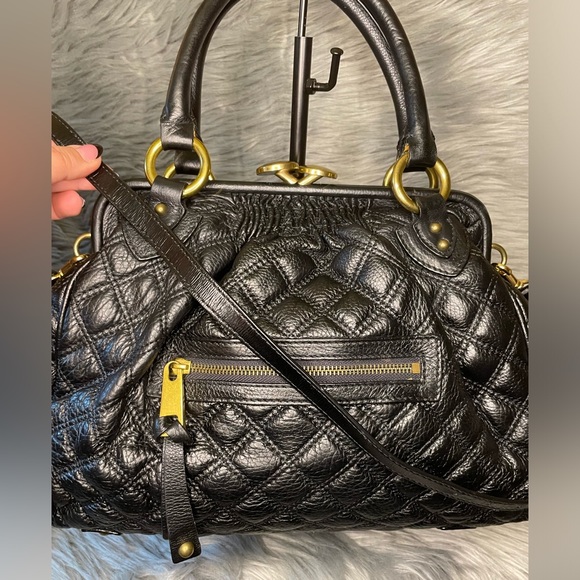 EUC Marc Jacobs Leather Kiss lock Handbag/ Crossbody - Picture 3 of 12